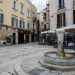 Per visitare Palazzo Gironda, partendo da piazza Mercantile, basta costeggiare la fontana della Pigna per imboccare strada degli Orefici 